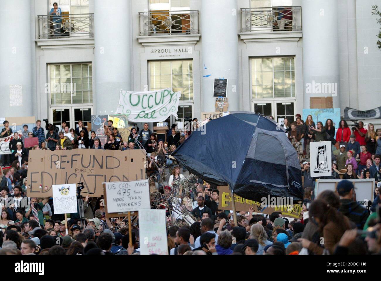 KEIN FILM, KEIN VIDEO, KEIN Fernsehen, KEIN DOKUMENTARFILM - Tausende von Demonstranten von Occupy Oakland und Occupy Cal Kundgebung auf Sproul Hall Plaza an der UC Berkeley in Berkeley, Kalifornien, am Dienstag, 15. November 2011. Studenten im ganzen Staat, sowohl an UC-Schulen, als auch innerhalb des Cal State-Systems, protestierten gegen steigende Studienkosten. Foto von Ray Chavez/Oakland Tribune/MCT/ABACAPRESS.COM im Sproul Hall Plaza. (/Personal) Stockfoto