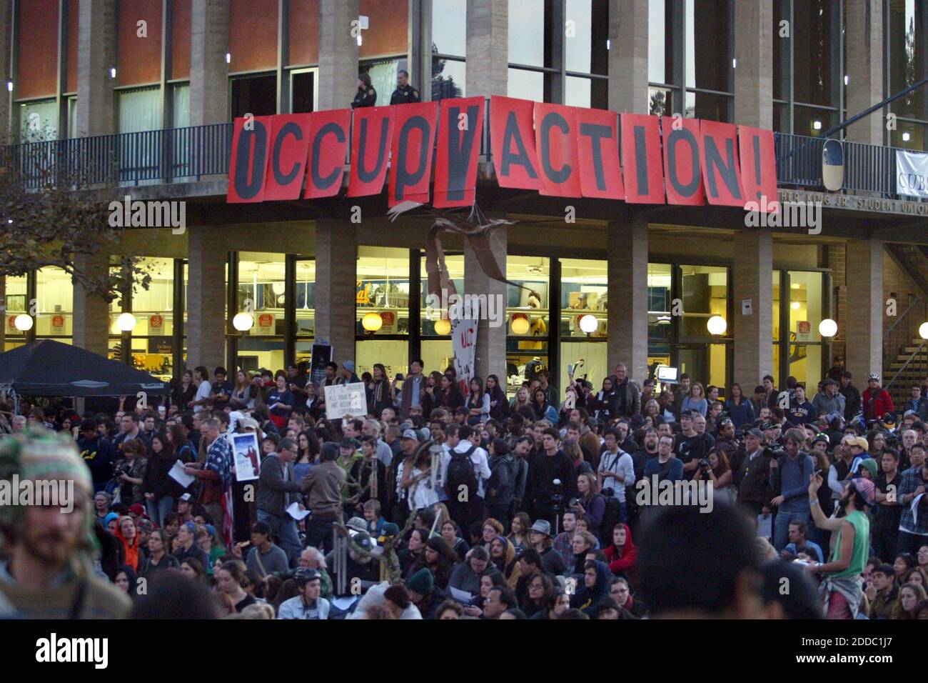 KEIN FILM, KEIN VIDEO, KEIN Fernsehen, KEINE DOKUMENTATION - UC Berkeley Polizeibeamte, top, halten Sie ein Auge auf eine Menge Demonstranten von Occupy Oakland und Occupy Cal während einer Kundgebung am Sproul Hall Plaza an der UC Berkeley in Berkeley, Kalifornien, am Dienstag, 15. November 2011. Studenten im ganzen Staat, sowohl an UC-Schulen, als auch innerhalb des Cal State-Systems, protestierten gegen steigende Studienkosten. Foto von Ray Chavez/Oakland Tribune/MCT/ABACAPRESS.COM im Sproul Hall Plaza. (/Personal) Stockfoto