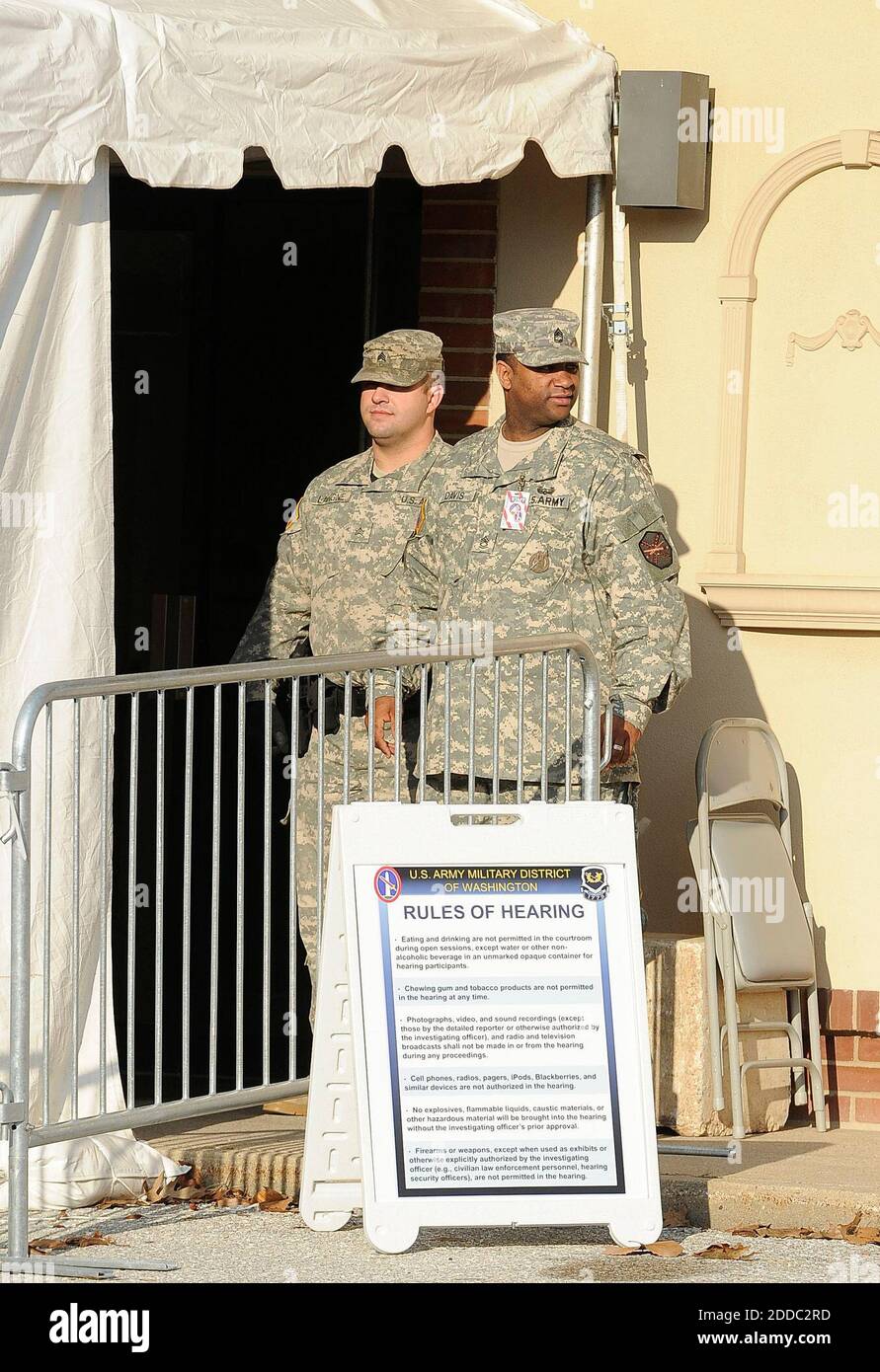 KEIN FILM, KEIN VIDEO, KEIN Fernsehen, KEINE DOKUMENTATION - Militärpolizei steht Wache vor dem Gerichtsgebäude, wo PFC. Bradley E. Manning wird seine Artikel-32-Anhörung in Fort George C. Meade in Ft. Meade, Maryland, USA, Freitag, 16. Dezember 2011. Der Soldat, der beschuldigt wird, Geheimnisse der US-Regierung zu erhalten und zu verteilen und sie an die Whistleblowing-Website Wikileaks weiterzugeben, ist vor Militärgericht erschienen. Private Bradley Mannings Anhörung, die bestimmen wird, ob er eine volle Gericht-martial und eine mögliche lebenslange Strafe konfrontiert werden, fand unter strengem Schutz auf einer Armeebasis. Foto von Mary Stockfoto