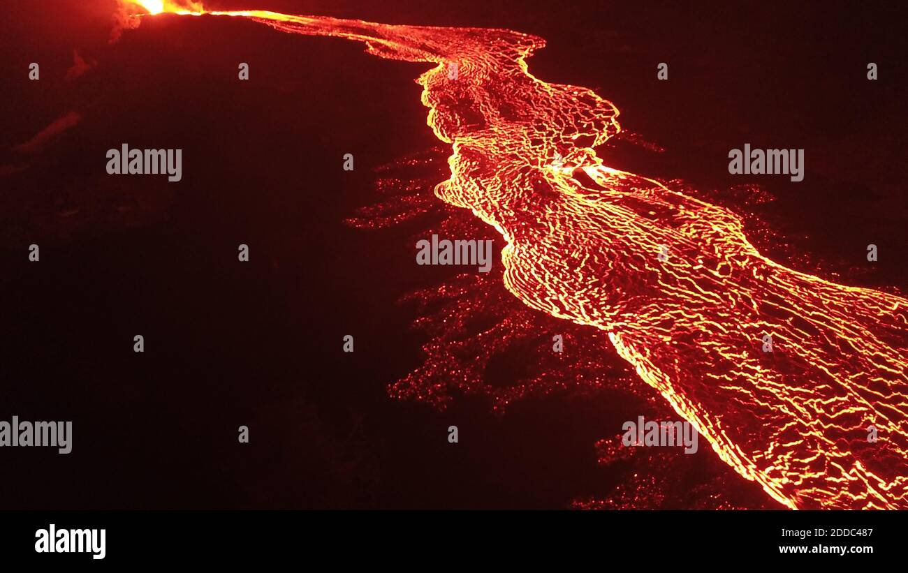 Handout Foto von Drohne Bild des Rissur 8 Lavakanal Blick auf den Schlot. Überläufe können als weißglühende Flecken jenseits der Kanalränder gesehen werden. Drohnenflüge und daraus resultierende Bilder helfen Wissenschaftlern, Bereiche von Kanalüberläufen und aktiven Strömungsfortschritten besser zu identifizieren. Incandescence (glühende) Lava ist leichter zu identifizieren in der Dunkelheit im Vergleich zu bei Tageslicht Stunden. Kilauea Volcano, HI, USA, 2. Juli 2018. Foto von USGS via ABACAPRESS.COM Stockfoto