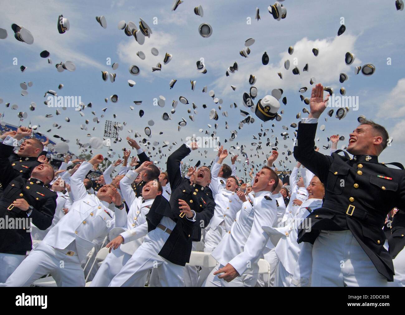 KEIN FILM, KEIN VIDEO, KEIN Fernsehen, KEIN DOKUMENTARFILM - neu beauftragte Navy und Marine Corps Offiziere werfen ihre Hüte nach der U.S. Naval Academy Class of 2011 Graduierung und Inbetriebnahme Zeremonie, 27. Mai 2011 in Annapolis, Maryland. Dieses Foto wurde honorable Mention, Nachrichten in der 2011 Military Photographer of the Year Wettbewerb. Foto vonChad D. Runge/US Navy/MCT/ABACAPRESS.COM Stockfoto