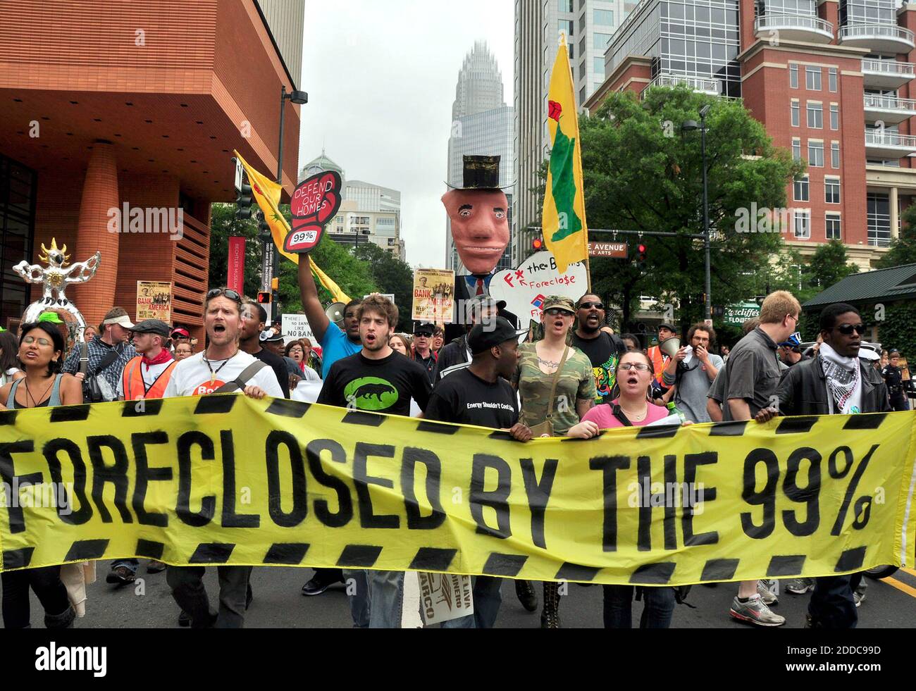 KEIN FILM, KEIN VIDEO, KEIN Fernsehen, KEIN DOKUMENTARFILM - Demonstranten marschieren auf der Tryon Street auf ihrem Weg zum Bank of America Stadium vom Bank of America Corporate Headquarters, Mittwoch, 9. Mai 2012, in Charlotte, North Carolina, USA. Foto von Diedra Laird/Charlotte Observer/MCT/ABACAPRESS.COM Stockfoto