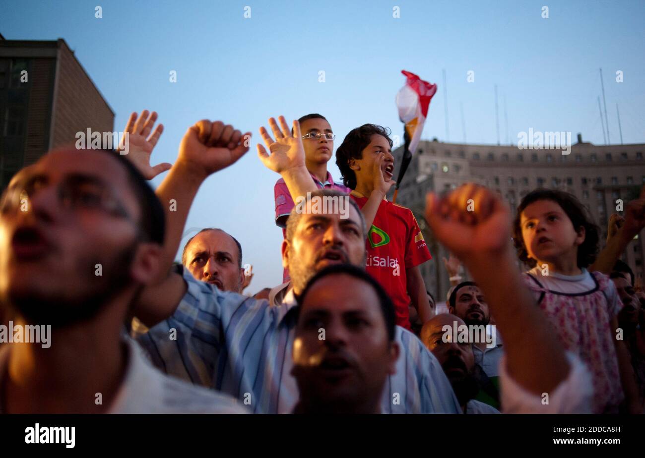 KEIN FILM, KEIN VIDEO, KEIN Fernsehen, KEIN DOKUMENTARFILM - Ägypter riefen am Dienstag, den 19. Juni 2012 vor dem schwer bewachten parlamentsgebäude in Kairo, Ägypten, Parolen gegen Militärherrschaft, als Gesetzgeber drohten, trotz der Auflösung des Körpers am Samstag durch Dekret des regierenden ägyptischen militärrates zu versammeln. Foto von James Lawler Duggan/MCT/ABACAPRESS.COM Stockfoto