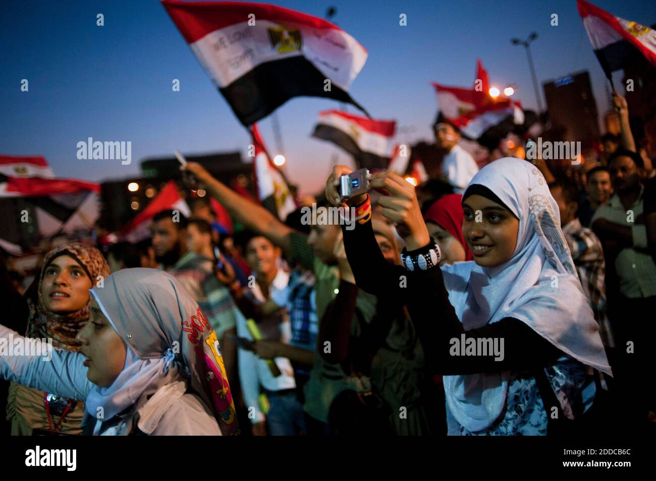 KEIN FILM, KEIN VIDEO, KEIN Fernsehen, KEIN DOKUMENTARFILM - Ägypter blieben am Montag, den 25. Juni 2012, dem ersten Tag nach dem Sieg des ersten im Volk gewählten Präsidenten der Nation, Mohammed Mursi von der Muslimbruderschaft, auf dem Tahrir-Platz in Kairo. Die Massen setzen ihren Sitz auf dem Platz fort, um gegen die Bemühungen des Militärs zu protestieren, die Macht vor der Amtseinführung des gewählten Präsidenten zu konsolidieren. Foto von James Lawler Duggan/MCT/ABACAPRESS.COM Stockfoto
