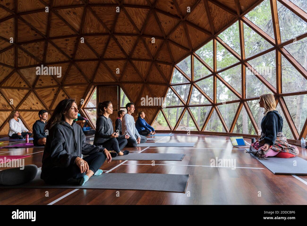 Yoga-Lehrer und Touristen üben Atemübungen auf Gesundheit Retreat Stockfoto