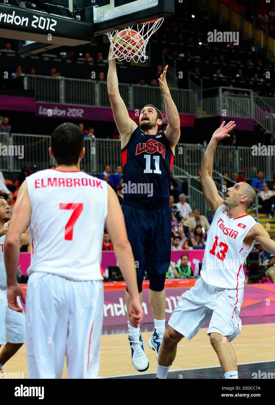 KEIN FILM, KEIN VIDEO, KEIN TV, KEIN DOKUMENTARFILM - USA-Stürmer Kevin Love fährt während der ersten Hälfte eines Gruppenspiels in der Olympic Park Basketball Arena während der Olympischen Sommerspiele 2012 in London, England, Dienstag, 31. Juli 2012, in den Korb gegen Tunesien. Foto von Harry E. Walker/MCT/ABACAPRESS.COM Stockfoto