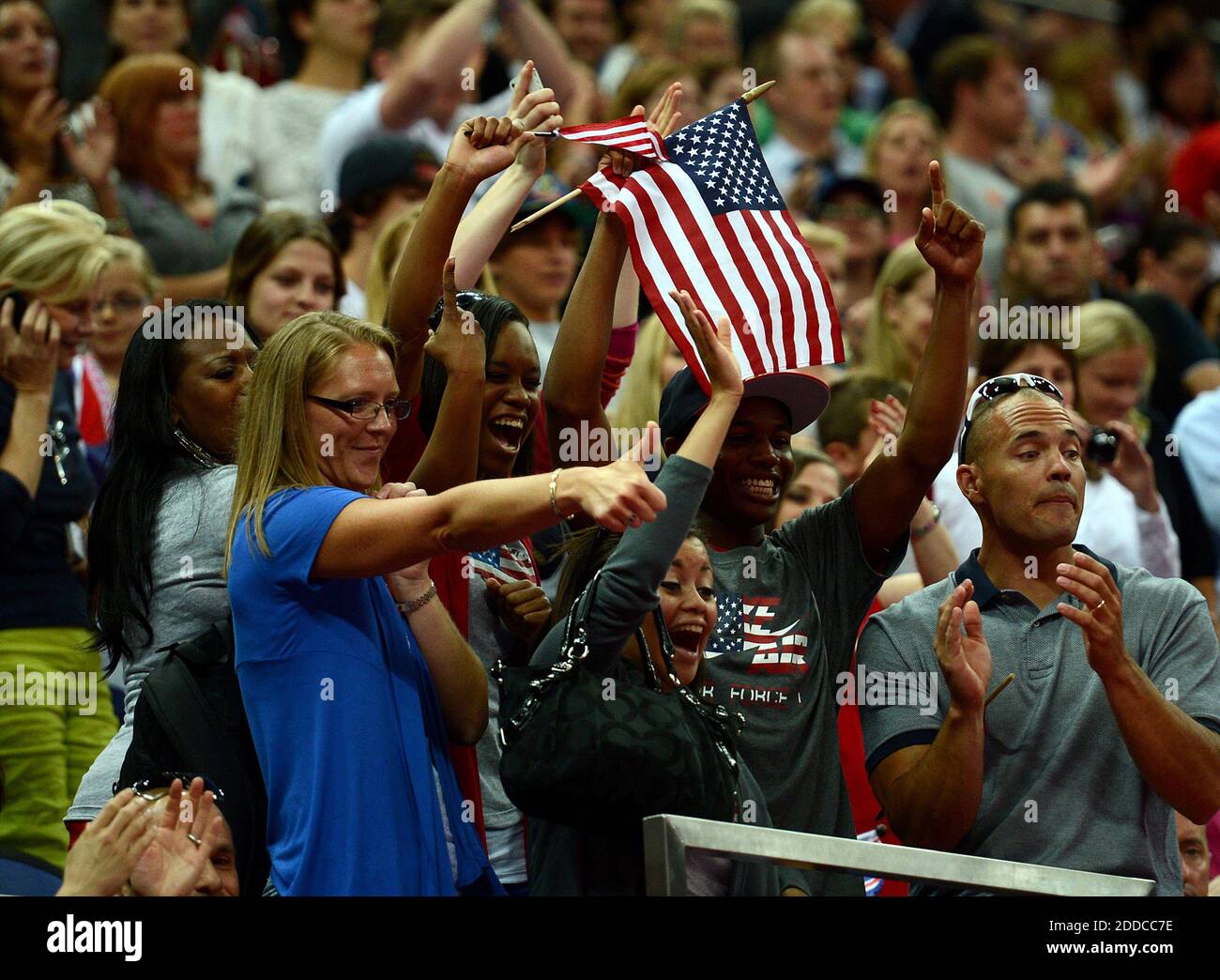 KEIN FILM, KEIN VIDEO, KEIN TV, KEIN DOKUMENTARFILM - USA-Gymnastikfans jubeln, nachdem die USA das Gold für das Frauen-Turnteam-Finale während der Olympischen Sommerspiele in London, England, Dienstag, 31. Juli 2012 gewonnen haben. Foto von Nhat V. Meyer/San Jose Mercury News/MCT/ABACAPRESS.COM Stockfoto