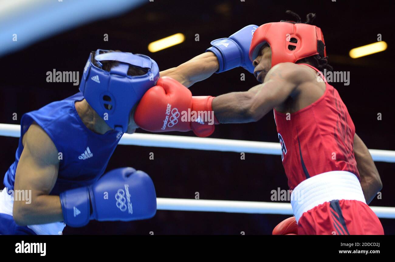 KEIN FILM, KEIN VIDEO, KEIN FERNSEHEN, KEIN DOKUMENTARFILM - RAUSCHEE WARREN (USA), RECHTS, Und Nordine Oubaali (Frankreich) kämpfen in der ersten Runde einer Runde von 16 Bout in der Männer-flyweight-Klasse der Olympischen Boxen im Excel-Zentrum während der Olympischen Sommerspiele 2012 in London, Großbritannien am 3. August 2012. Oubaali besiegte Warren, 19-18. Foto von Chuck Myers/MCT/ABACAPRESS.COM Stockfoto