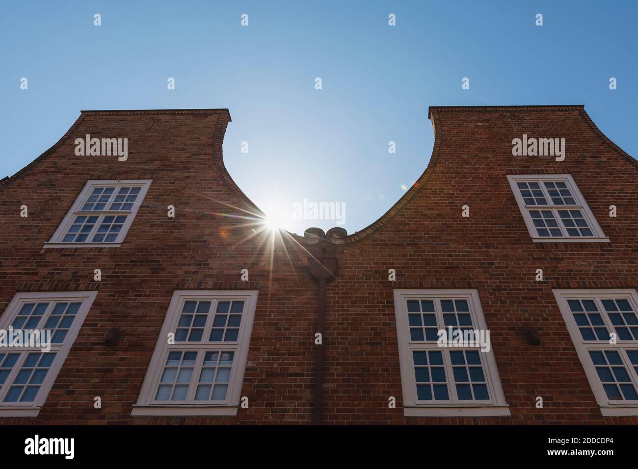 Deutschland, Brandenburg, Potsdam, Sonne leuchtet über Backsteinhäusern des niederländischen Viertels Stockfoto