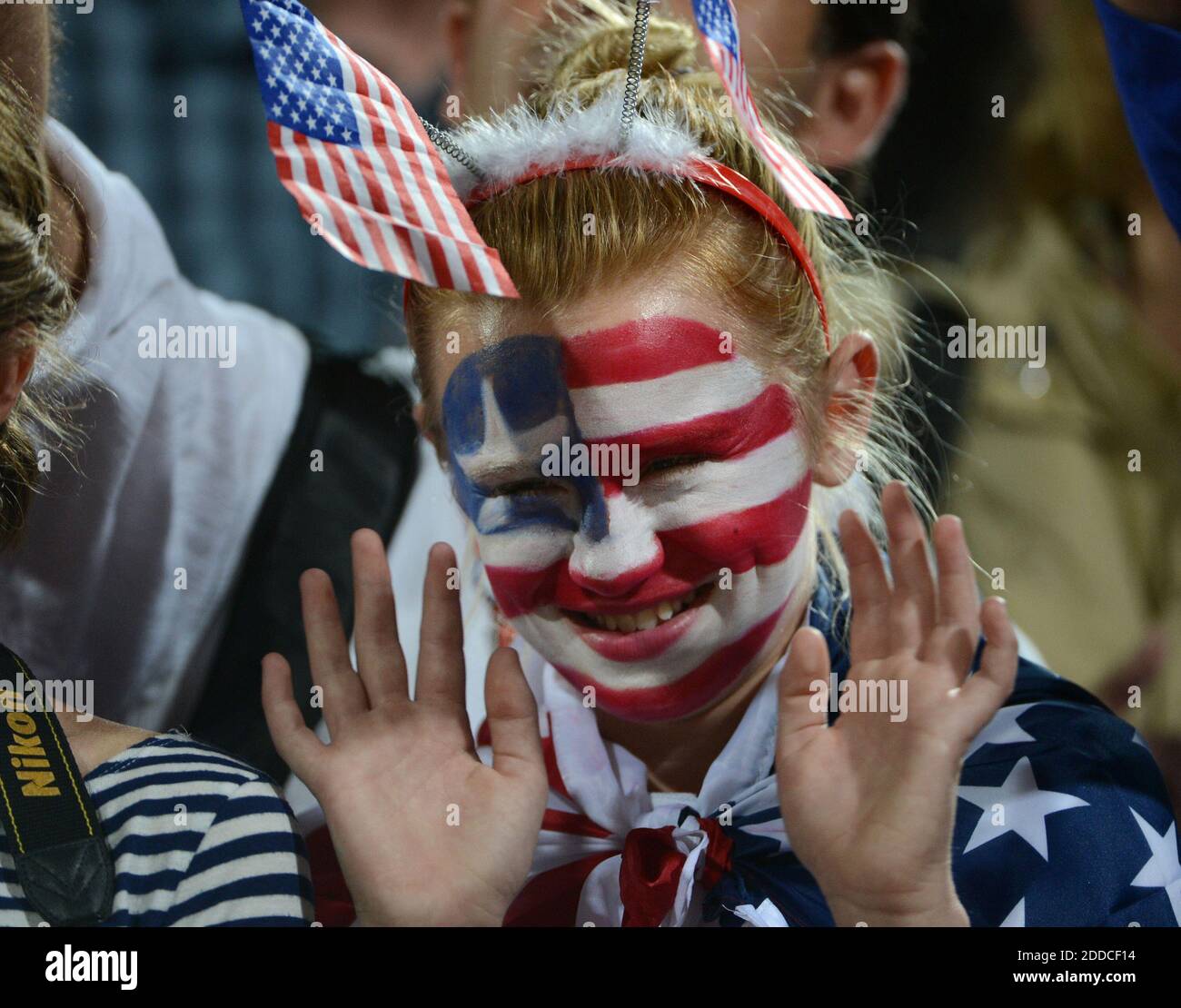 KEIN FILM, KEIN VIDEO, KEIN Fernsehen, KEINE DOKUMENTATION - EIN junger Volleyballfan winkt zur US-Amerikanerin Kerri Walsh Jennings, nachdem sie und Teamkollege Misty May-Treanor das Beachvolleyball-Finale der Frauen bei der Horse Guard Parade während der Olympischen Sommerspiele 2012 in London, Großbritannien, am Mittwoch, den 8. August 2012 gewonnen haben. Foto von Nhat V. Meyer/San Jose Mercury News/MCT/ABACAPRESS.COM Stockfoto