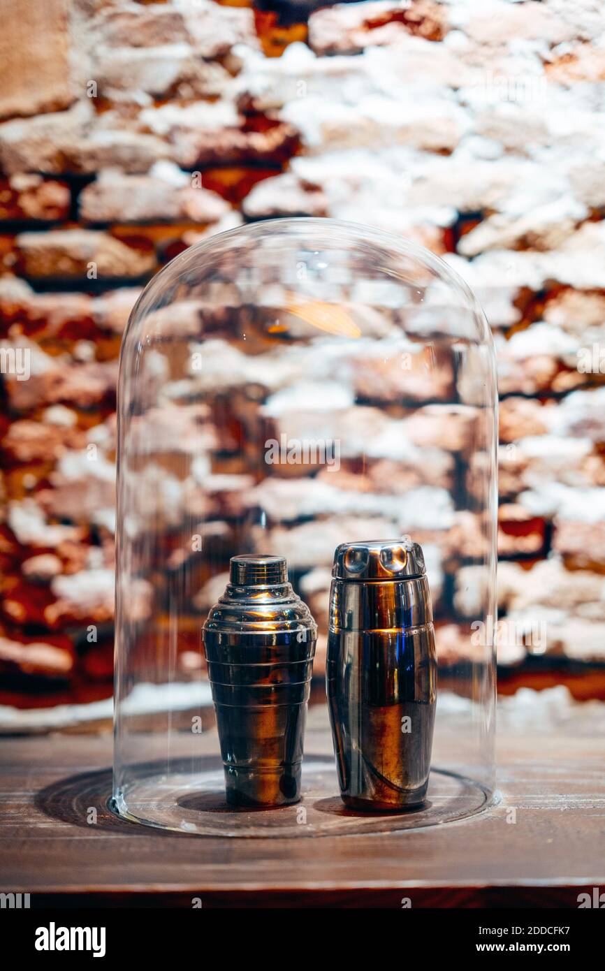 Cocktail shaker an der bar Fotos und Bildmaterial in hoher Auflösung