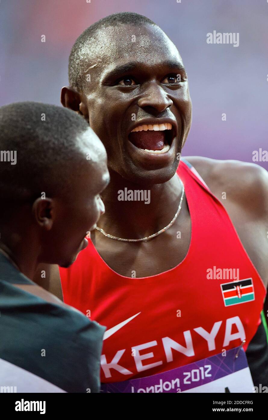 KEIN FILM, KEIN VIDEO, KEIN TV, KEIN DOKUMENTARFILM - Goldmedaillengewinner David Lekuta Rudisha aus Kenia, rechts, feierte mit seinem Teamkollegen und Bronzemedaillengewinner Timothy Kitum, links, nach Rudishas Weltrekordzeit von 1:40.91 im 800 m Finale der Männer im Olympiastadion bei den Olympischen Sommerspielen 2012 in London, Großbritannien, Donnerstag, 9. August 2012. Foto von David Eulitt/Kansas City Star/MCT/ABACAPRESS.COM Stockfoto