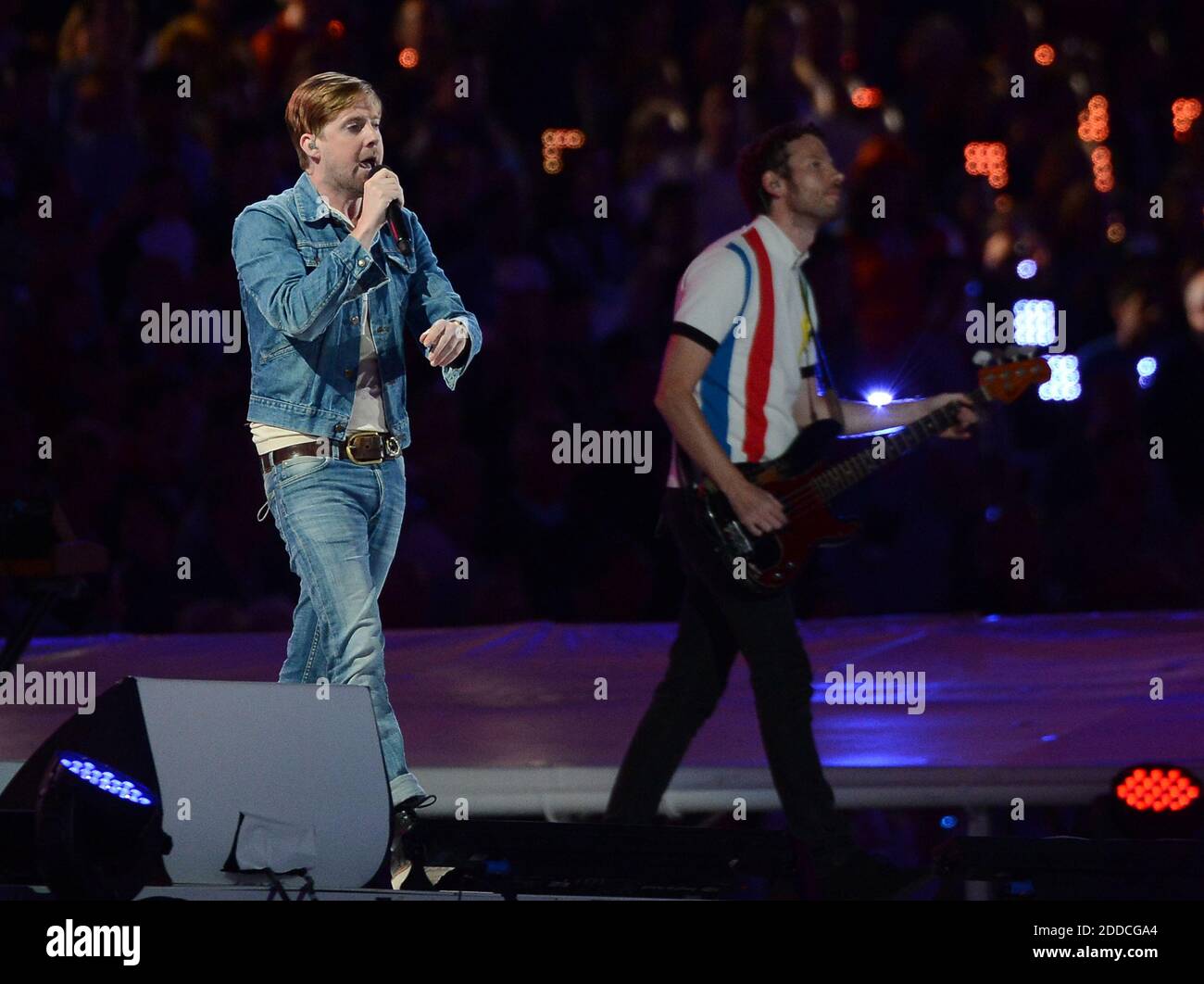 KEIN FILM, KEIN VIDEO, KEIN Fernsehen, KEINE DOKUMENTATION - die Kaiser Chiefs führen den WHO's 'Pinball Wizard' für die Athleten im Olympiastadion in London, Großbritannien, während der Abschlussfeier der Olympischen Sommerspiele 2012 in London, Sonntag, 12. August 2012, vor. Foto von Chuck Myers/MCT/ABACAPRESS.COM Stockfoto