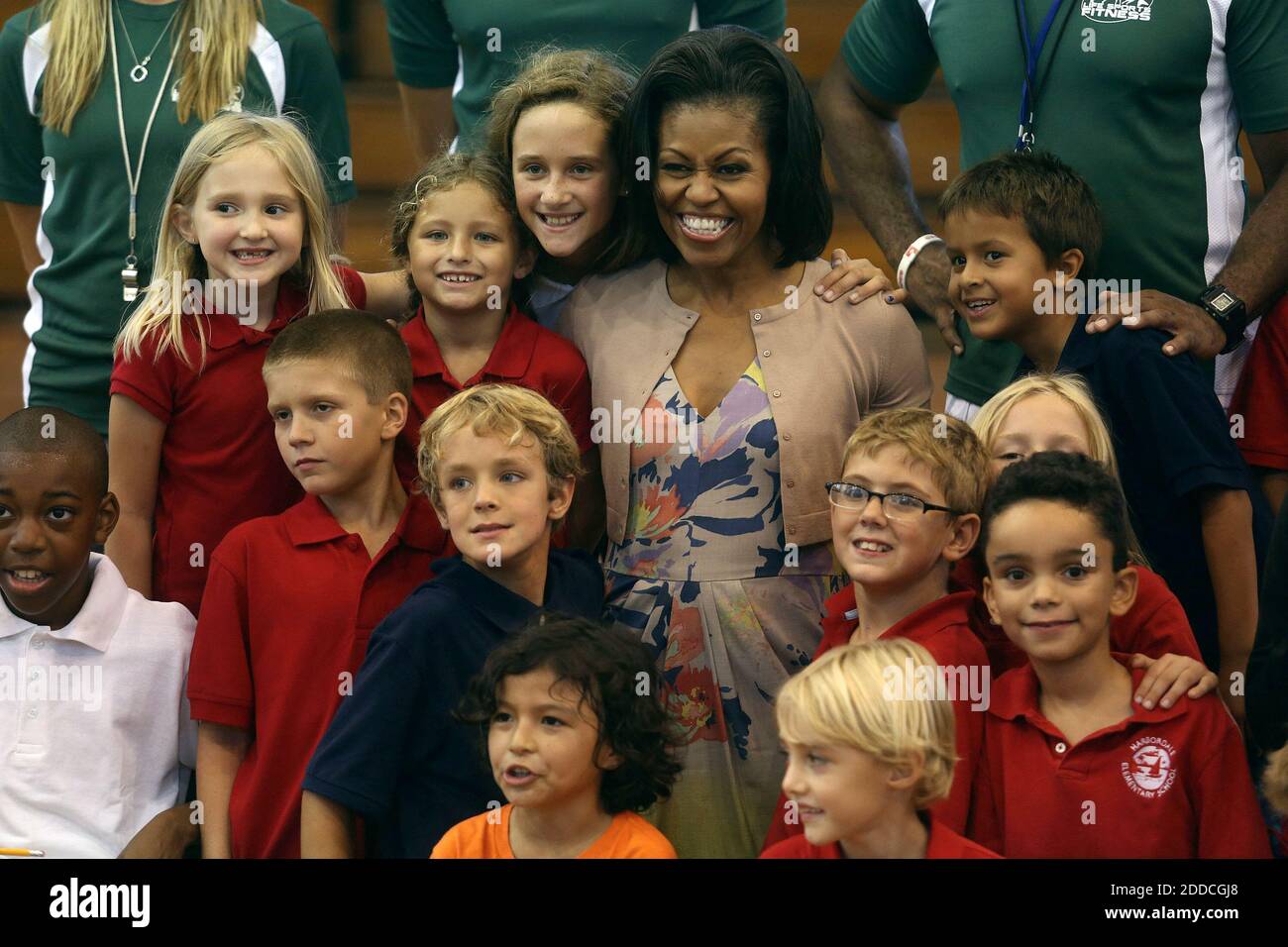 KEIN FILM, KEIN VIDEO, KEIN Fernsehen, KEINE DOKUMENTATION - First Lady Michelle Obama, Mitte, macht einen Auftritt im Holiday Park Gym mit Kindern, die am Life Sports Fitness Programm am Mittwoch, 22. August 2012, in Fort Lauderdale, Florida, beteiligt sind. Foto von Mike Stocker/Sun Sentinel/MCT/ABACAPRESS.COM Stockfoto