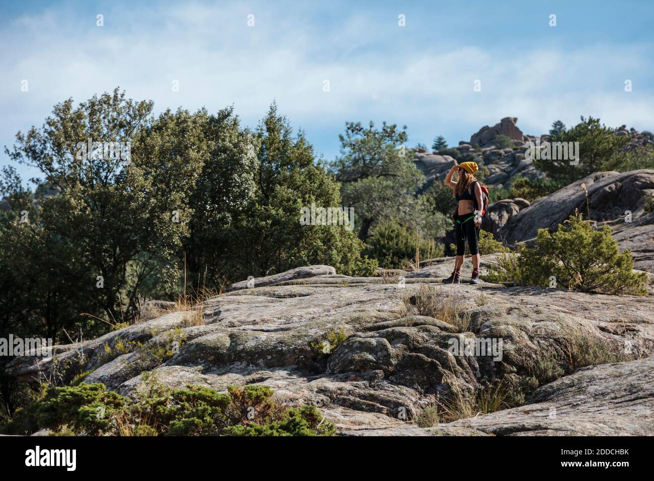 Trekker bewundernde Aussicht, während Sie auf einem Felsberg in La Pedriza, Madrid, Spanien stehen Stockfoto