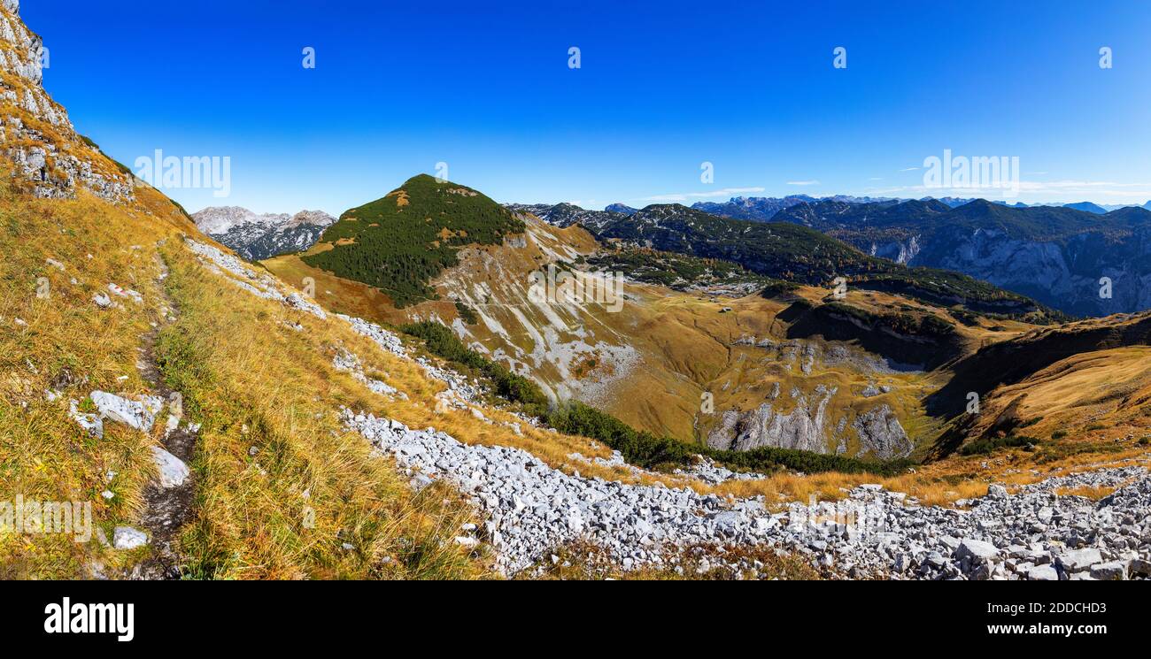 Blick auf Loser Plateau und Totes Gebirge gegen blauen Himmel, Altaussee, Salzkammergut, Steiermark, Österreich Stockfoto