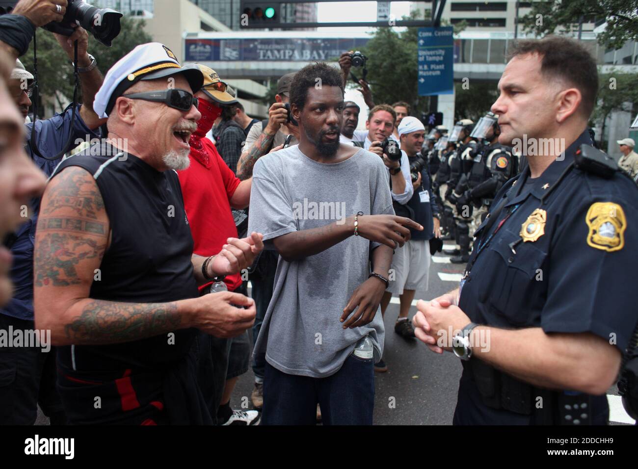 KEIN FILM, KEIN VIDEO, KEIN Fernsehen, KEINE DOKUMENTATION - Demonstranten beschweren sich beim stellvertretenden Chef John Bennett der Polizeibehörde von Tampa während der March for Your Life-Kundgebung in Tampa, Florida, USA, Montag, 27. August 2012. Foto von Kathleen Flynn/Tampa Bay Times/MCT/ABACAPRESS.COM Stockfoto