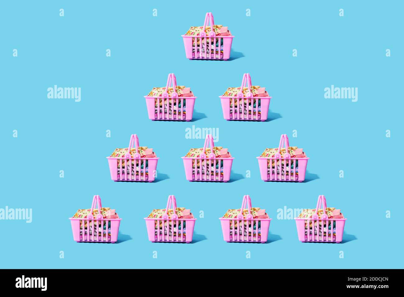 Studioaufnahme von rosa Einkaufskörben in Dreieck angeordnet Stockfoto