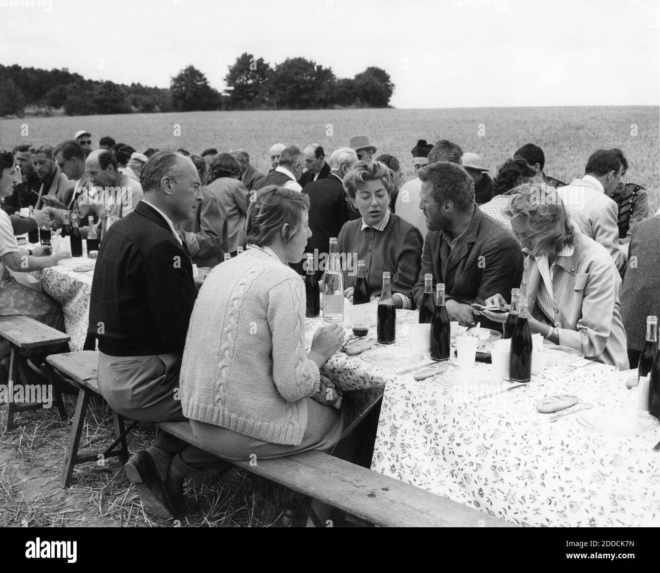 KIRK DOUGLAS im Kostüm als Vincent Van Gogh am Set Lage offen in Auvers-sur-Oise in Frankreich beim Mittagessen mit ihm Frau ANNE BUYDENS DOUGLAS und Produzent JOHN HOUSEMAN und seine Frau JOAN HAUSMANN mit Besetzung und Crew während der Dreharbeiten von LUST FÜRS LEBEN 1956 Regisseur VINCENT MINNELLI Roman Irving Stone Drehbuch Norman Corwin Musik Miklos Rozsa Produzent John Houseman Metro Goldwyn Mayer Stockfoto