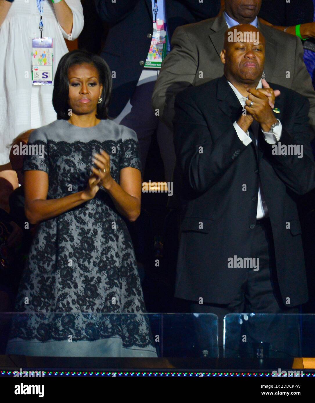 KEIN FILM, KEIN VIDEO, KEIN Fernsehen, KEIN DOKUMENTARFILM - First Lady Michelle Obama und ihr Bruder Craig Robinson applaudieren am zweiten Abend bei der Democratic National Convention 2012 in der Time Warner Cable Arena, Mittwoch, 5. September 2012 in Charlotte, North Carolina, USA. Foto von Harry E. Walker/MCT/ABACAPRESS.COM Stockfoto