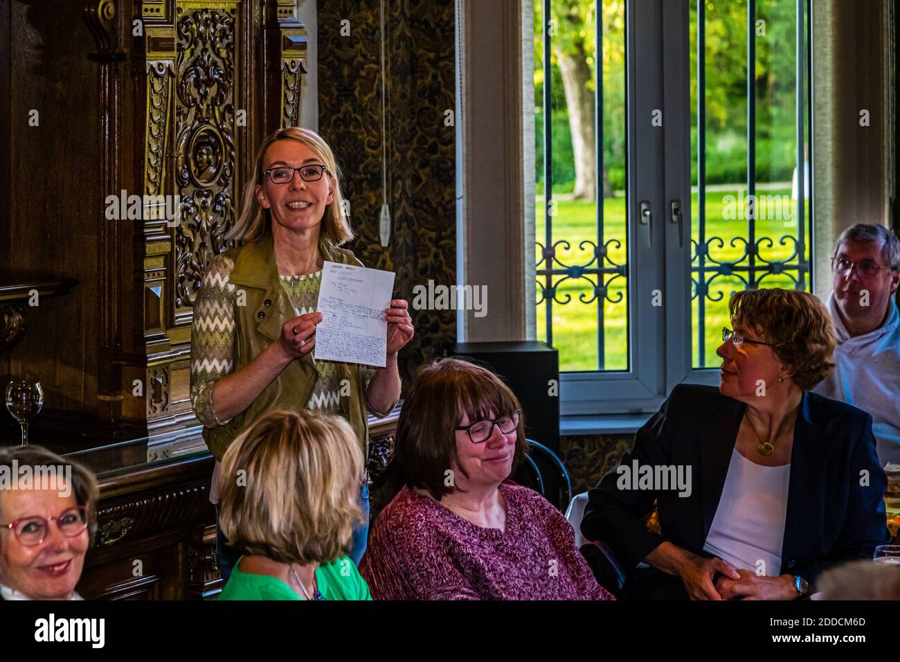 Kunst und Kulinarik. Kulinarische Genüsse als Assoziation zu einer Kunstausstellung Stockfoto