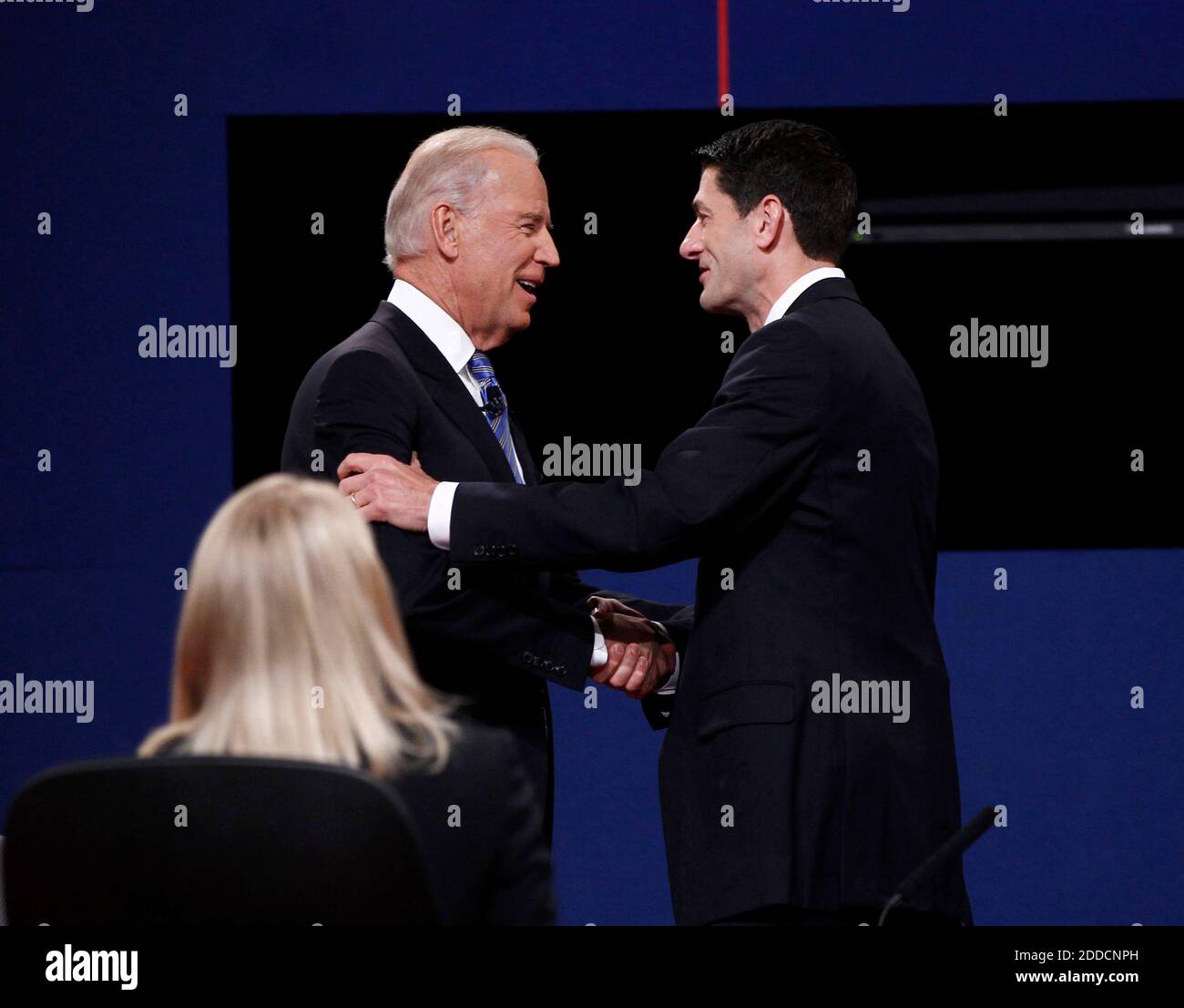 KEIN FILM, KEIN VIDEO, KEIN Fernsehen, KEIN DOKUMENTARFILM - Vizepräsident Joe Biden und Kongressabgeordneter Paul Ryan, rechts, schüttelten Hände vor der Vize-Präsidentendebatte am Centre College in Danville, Kentucky. Foto von Mark Cornelison/Lexington Herald-Leader/MCT/ABACAPRESS.COM Stockfoto