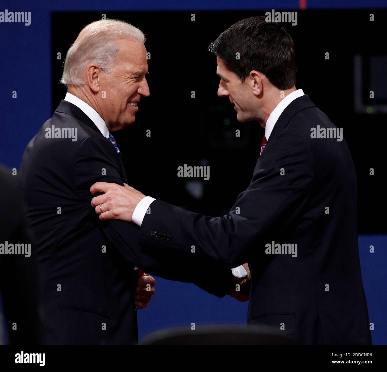 KEIN FILM, KEIN VIDEO, KEIN Fernsehen, KEINE DOKUMENTATION - Vizepräsident Joe Biden, links und Kongressabgeordneter Paul Ryan schütteln sich nach der Debatte des Vizepräsidenten am Centre College in Danville, Kentucky die Hände. Foto von Mark Cornelison/Lexington Herald-Leader/MCT/ABACAPRESS.COM Stockfoto