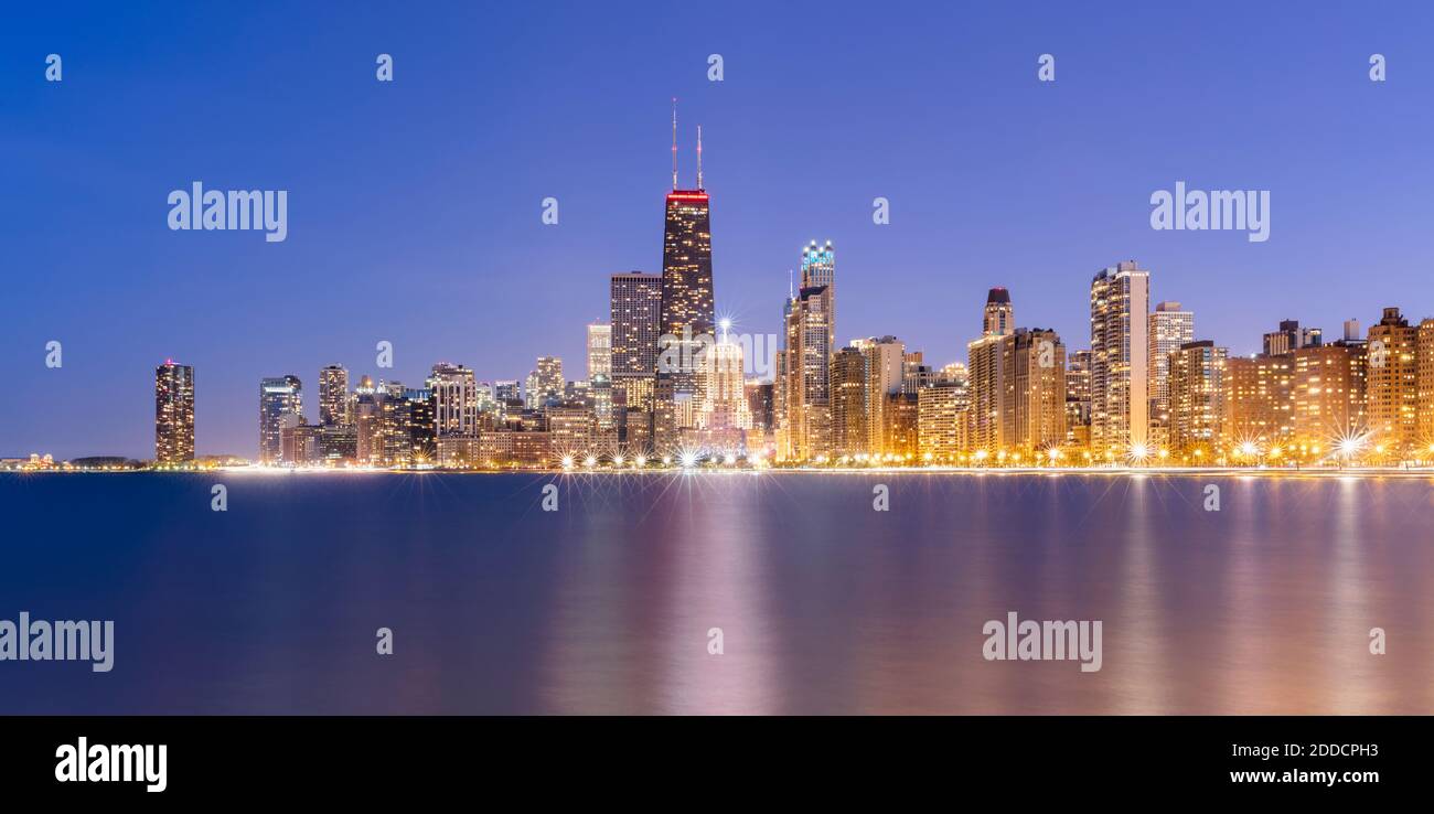 Beleuchtete Ansicht der städtischen Skyline in der Abenddämmerung, Chicago, USA Stockfoto