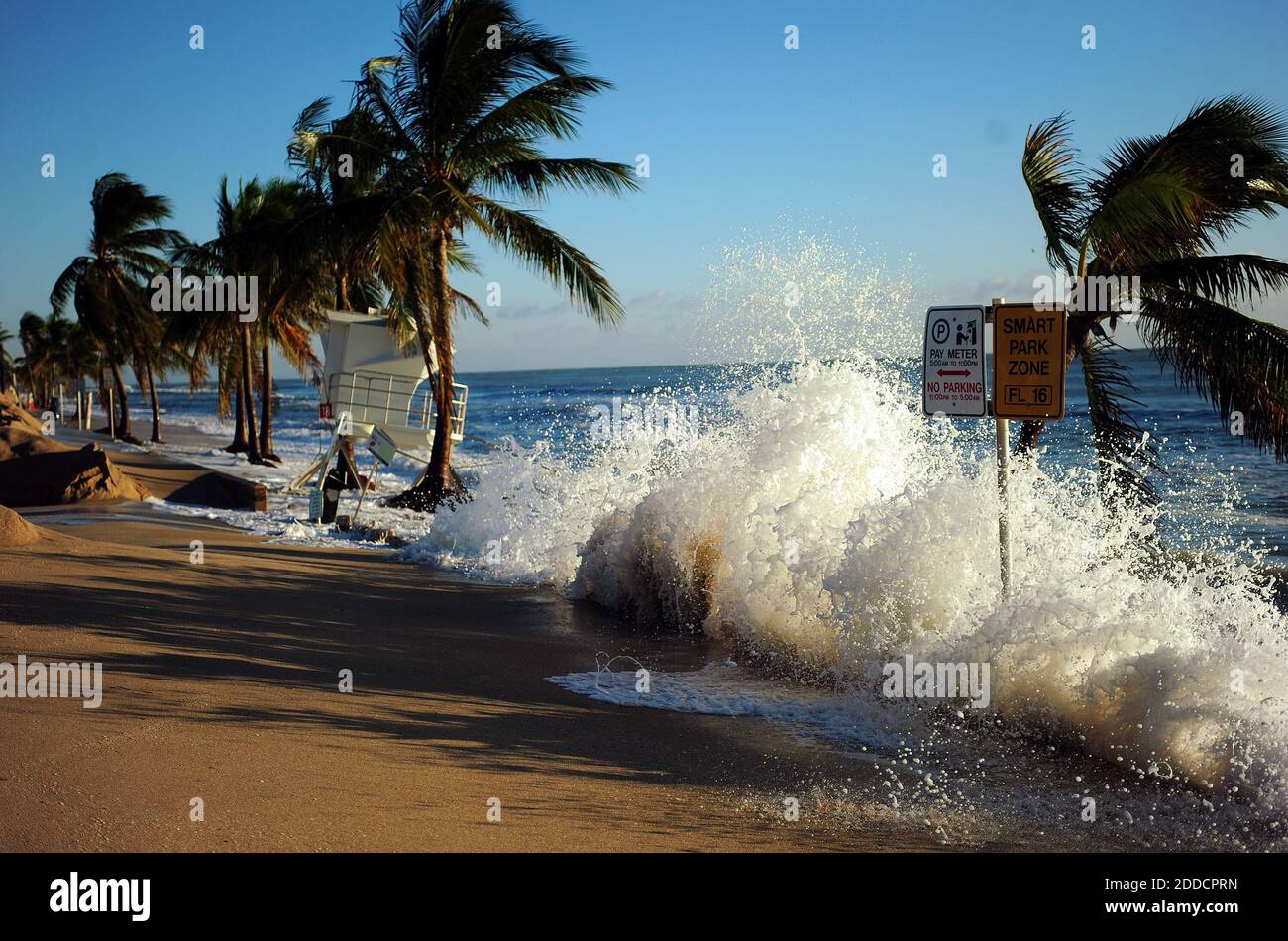 KEIN FILM, KEIN VIDEO, KEIN Fernsehen, KEINE DOKUMENTATION - Wellen krachen über den Damm in der Nähe eines kippbaren Rettungsschwimmerturms auf der A1A, der mit Sand vom Hurrikan Sandy bedeckt ist, Montag, 29. Oktober 2012, in Ft. Lauderdale Beach, in Fort Lauderdale, FL, USA. Foto von Joe Cavaretta/Sun Sentinel/MCT/ABACAPRESS.COM Stockfoto