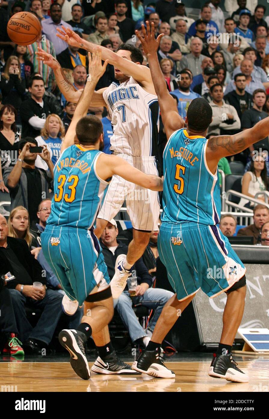 KEIN FILM, KEIN VIDEO, KEIN TV, KEIN DOKUMENTARFILM - mit Sekunden im Spiel, die Orlando Magic J.J. Redick (7) wird am 26. Dezember 2012 von Ryan Anderson (33) und Dominic McGuire (5) der New Orleans Hornets im Amway Center in Orlando, FL, USA gestoppt. New Orleans gewann, 97-94. Foto von Stephen M. Dowell/Orlando Sentinel/MCT/ABACAPRESS.COM Stockfoto