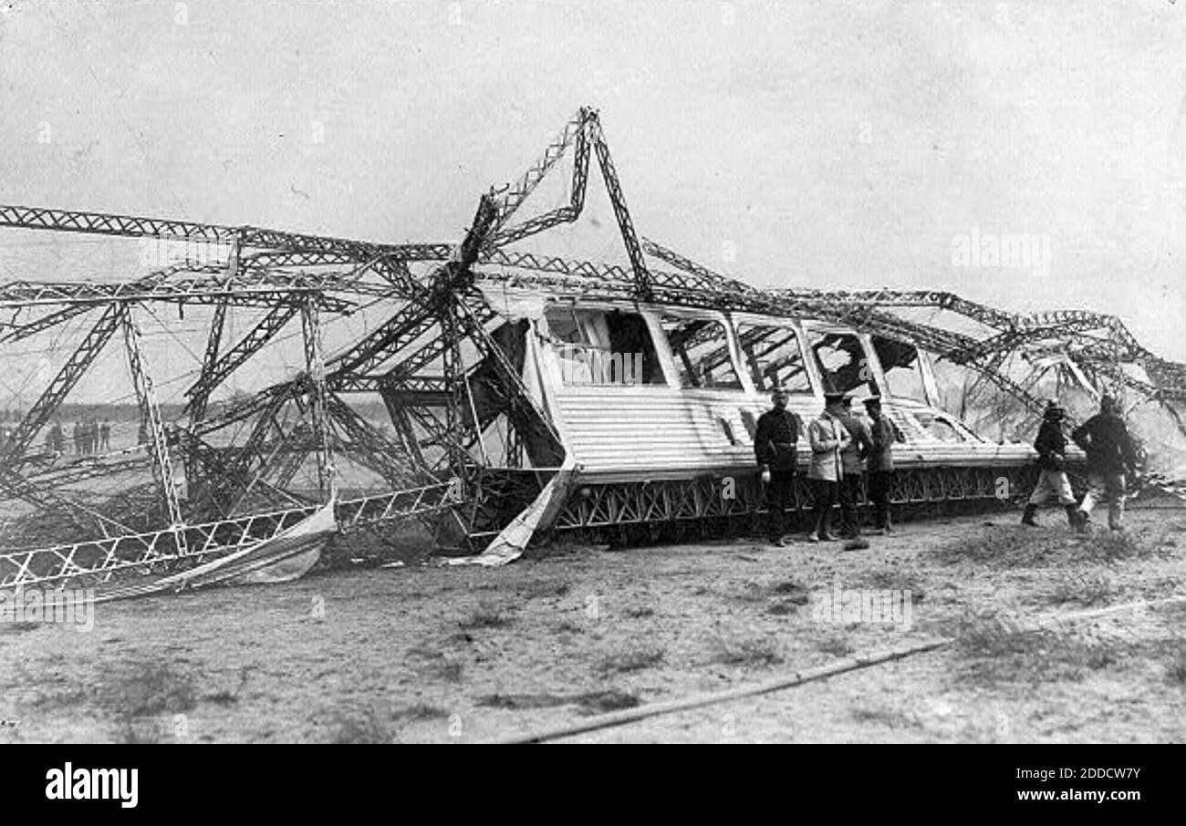 WRACK DES ZEPPELIN L.2, 17. Oktober 1913, Johannisthal, Süd-Ost-Berlin. Es fing Feuer und stürzte während der Abnahmeprüfungen. Die ganze Mannschaft starb. Stockfoto