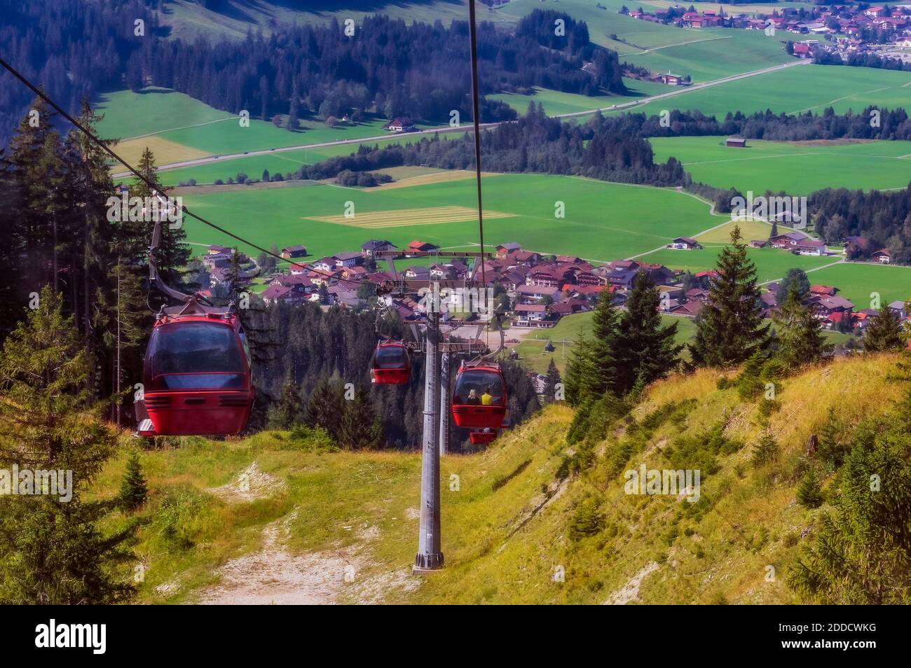 Österreich, Tirol, Gran, Skilift im Tannheimer Tal mit Dorf im Hintergrund Stockfoto