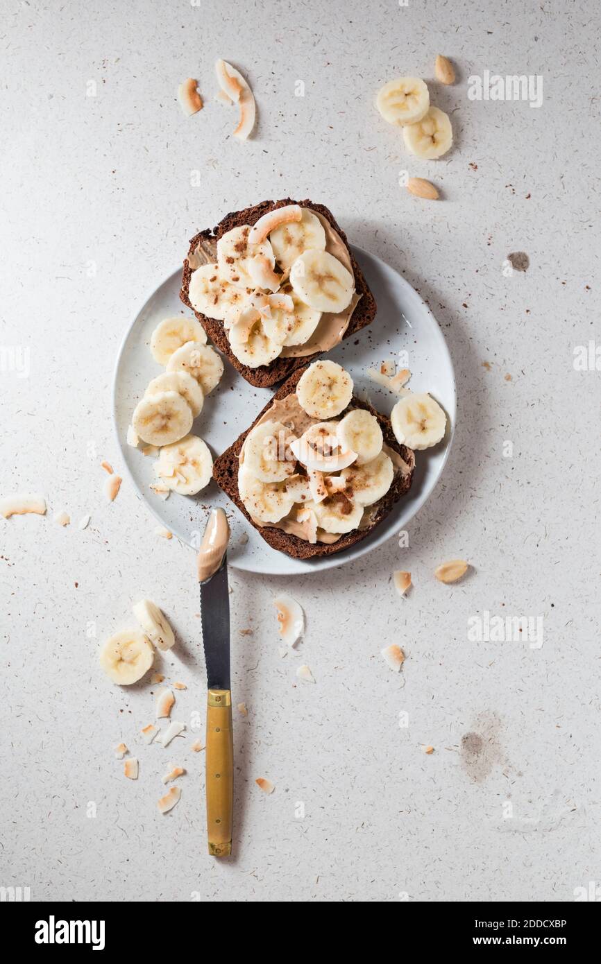 Schokoladenbrot mit Mandelcreme, Banane und Kokosnuss Stockfoto