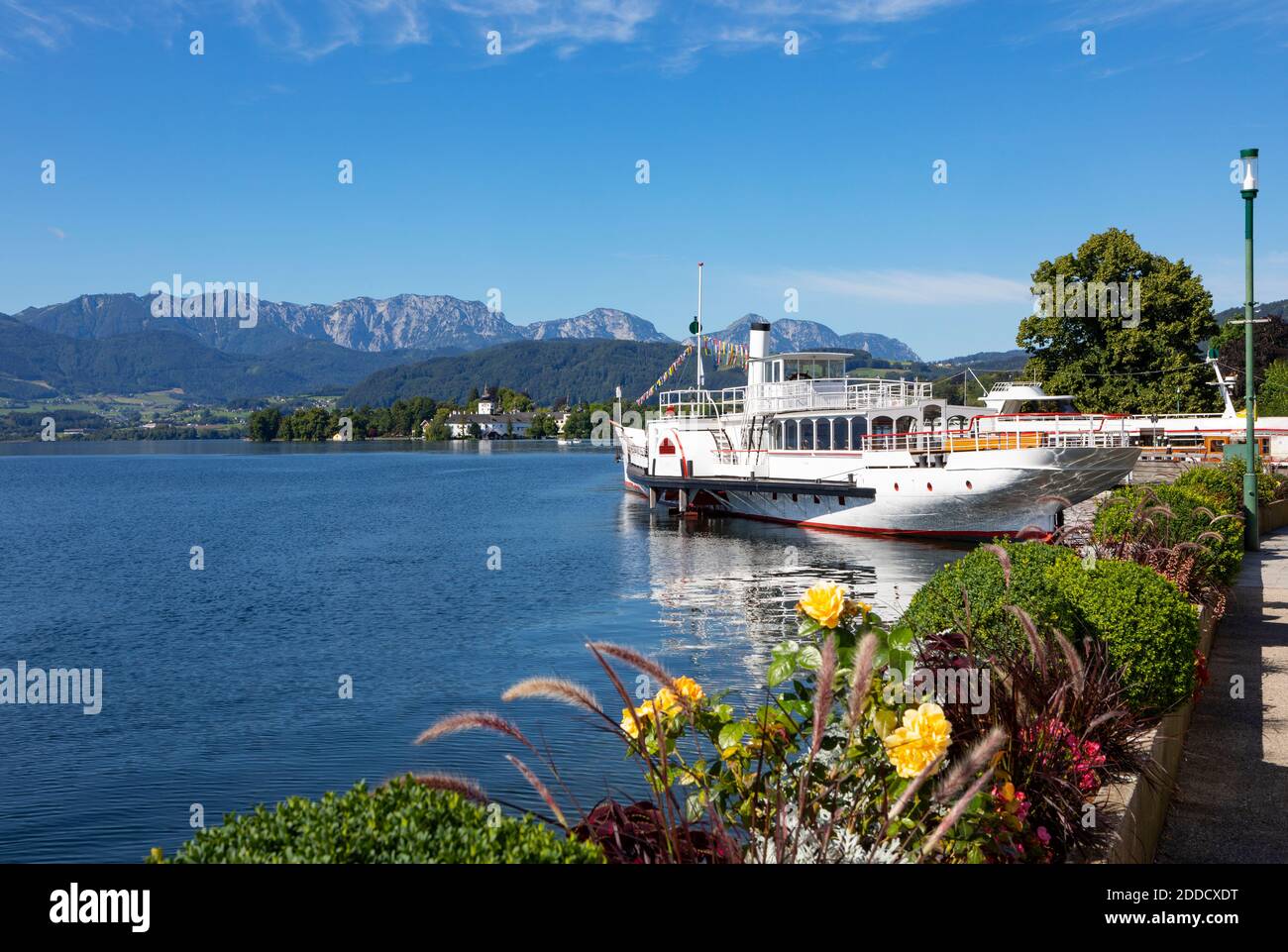 Historischer Raddampfer Gisela auf der Esplanade gegen blauen Himmel an sonnigen Tagen, Gmunden, Salzkammergut, Traunsee, Oberösterreich, Österreich Stockfoto Historischer Raddampfer Gisela auf der Esplanade gegen blauen Himmel an sonnigen Tagen, Gmunden, Salzkammergut, Traunsee, Oberösterreich, Österreich Stockfoto