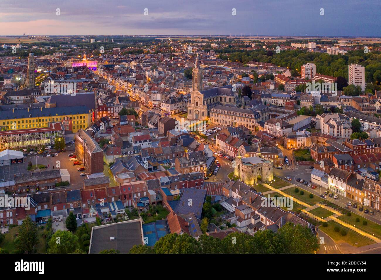 Frankreich, Nord, Cambrai, Luftaufnahme der Stadt bei Dämmerung Stockfoto