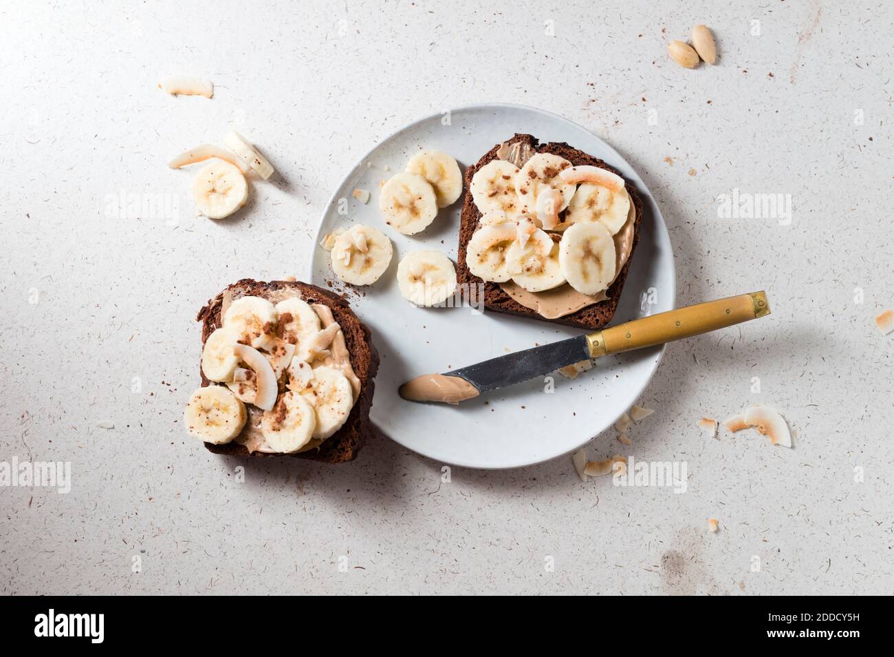 Schokoladenbrot mit Mandelcreme und Banane Stockfoto