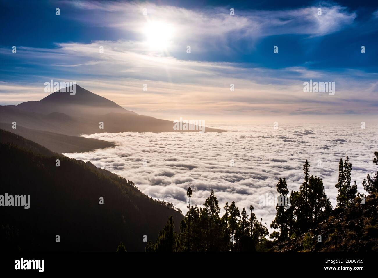 Sonnenaufgang über Berg- und Wolkenlandschaft im Nationalpark El Teide, Teneriffa, Spanien Stockfoto