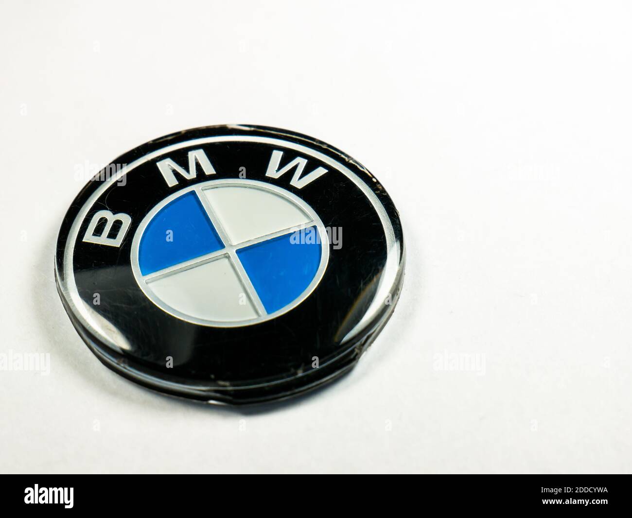 bmw-Logo auf weißem Hintergrund Stockfoto