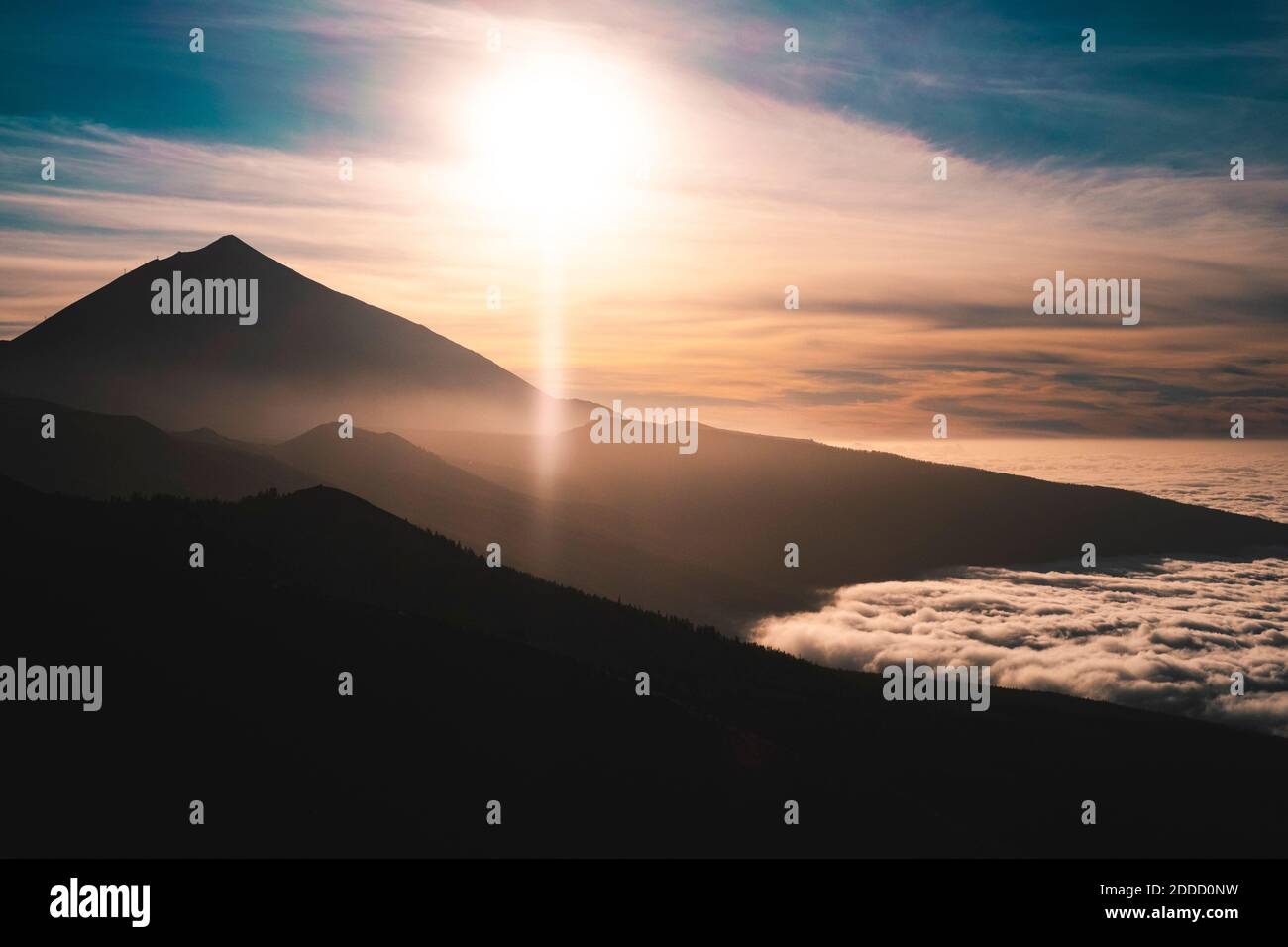 Schöne Bergkette bedeckt mit Wolken während Sonnenaufgang im El Teide Nationalpark, Teneriffa, Spanien Stockfoto