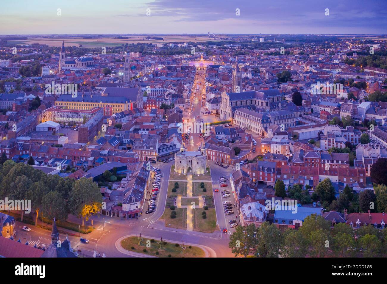 Frankreich, Nord, Cambrai, Luftaufnahme der Stadt bei Dämmerung Stockfoto