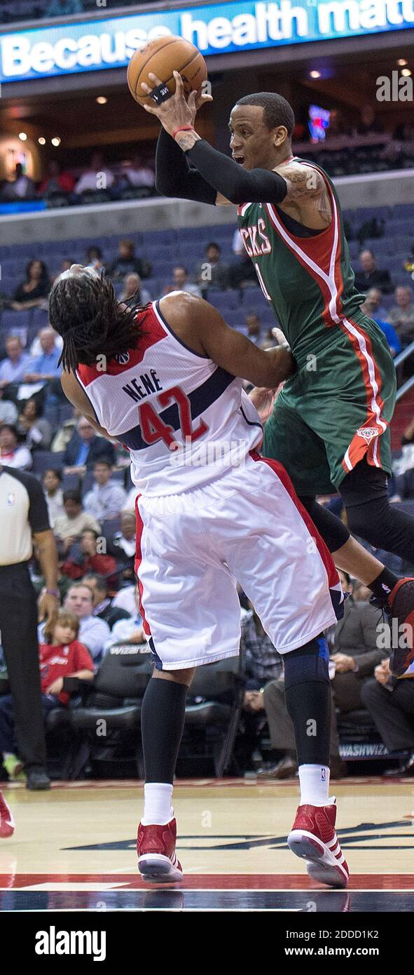 KEIN FILM, KEIN VIDEO, KEIN Fernsehen, KEINE DOKUMENTATION - Milwaukee Bucks Point Guard Monta Ellis (11) angeklagt Washington Wizards Center Nene (42) während der ersten Hälfte ihres Spiels gespielt im Verizon Center in Washington, D.C., Mittwoch, 13. März 2013. (Harry E. Walker/MCT) Stockfoto