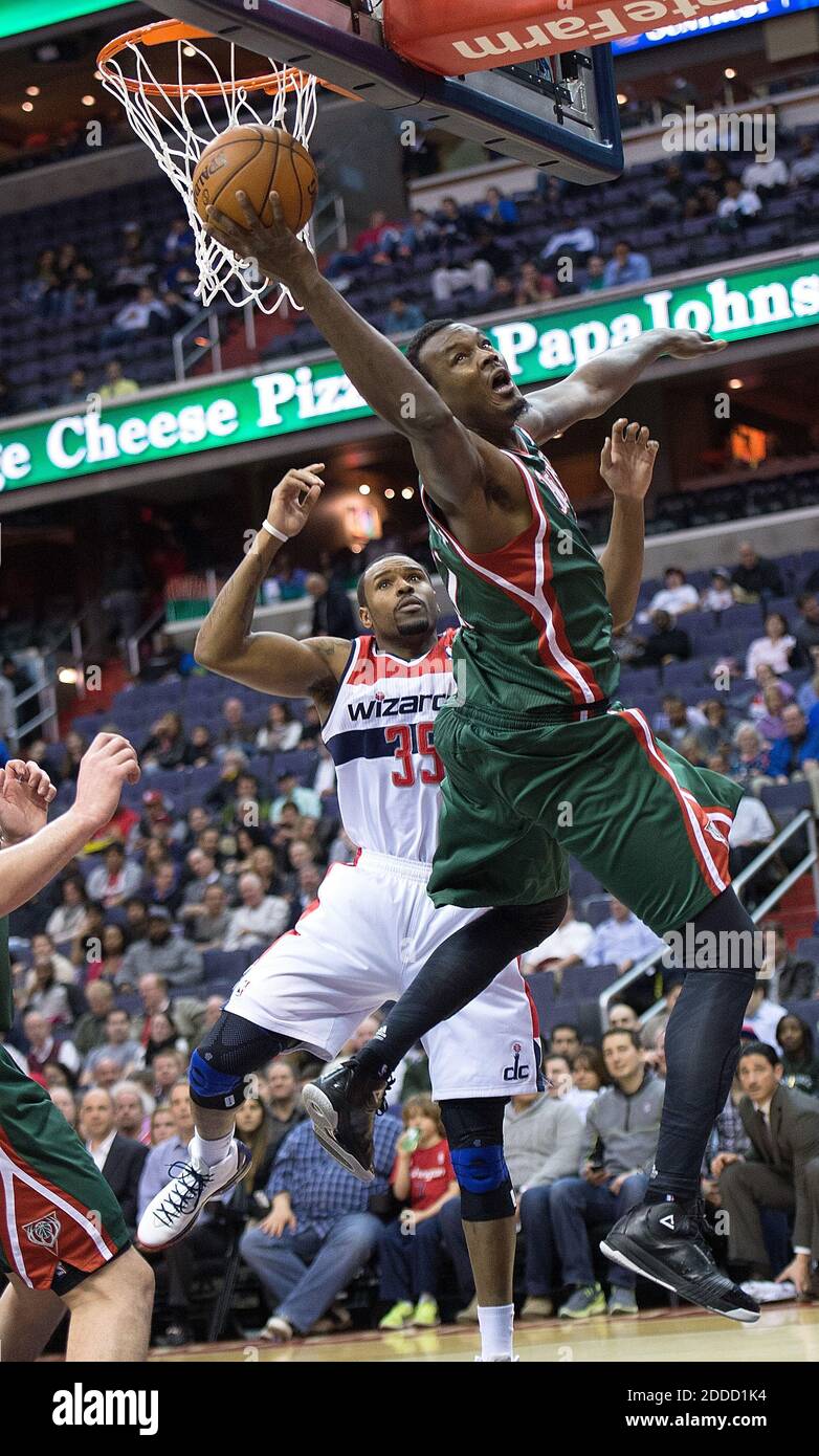 KEIN FILM, KEIN VIDEO, KEIN Fernsehen, KEINE DOKUMENTATION - Milwaukee Bucks Center Samuel Dalembert (21) Dreharbeiten nach der Vergangenheit Washington Wizards Power Forward Trevor Booker (35) während der ersten Hälfte ihres Spiels gespielt im Verizon Center in Washington, D.C., Mittwoch, 13. März 2013. (Harry E. Walker/MCT) Stockfoto