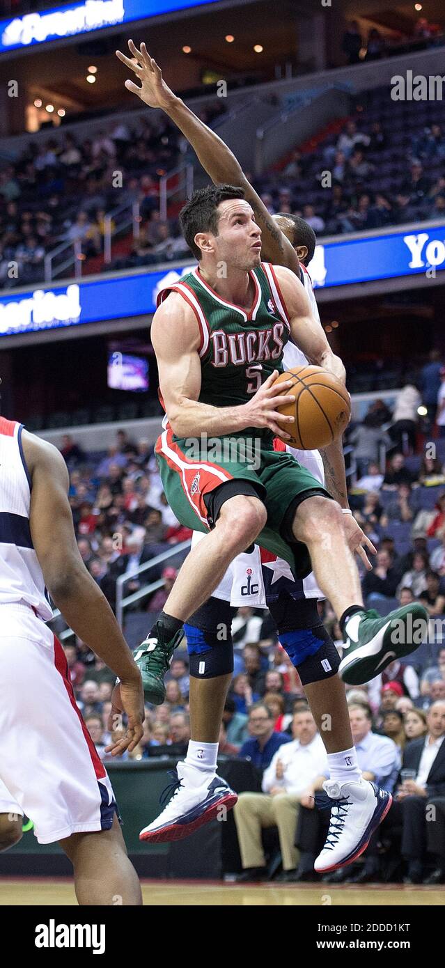 KEIN FILM, KEIN VIDEO, KEIN Fernsehen, KEINE DOKUMENTATION - Milwaukee Bucks Shooting Guard J.J. Redick (5) fährt in den Korb für einen Schuss gegen Washington Wizards Power Forward Trevor Booker (35) während der ersten Hälfte ihres Spiels gespielt im Verizon Center in Washington, D.C., Mittwoch, 13. März 2013. (Harry E. Walker/MCT) Stockfoto