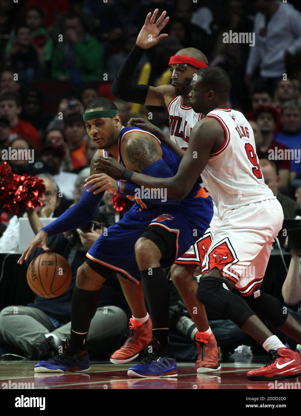 KEIN FILM, KEIN VIDEO, KEIN Fernsehen, KEIN DOKUMENTARFILM - die Chicago Bulls' Luol Deng, rechts, und Richard Hamilton Doppelteam The New York Knicks' Carmelo Anthony, links, im zweiten Viertel im United Center in Chicago, IL, USA am 11. April 2013. Foto von Scott Strazzante/Chicago Tribune/MCT/ABACAPRESS.COM Stockfoto