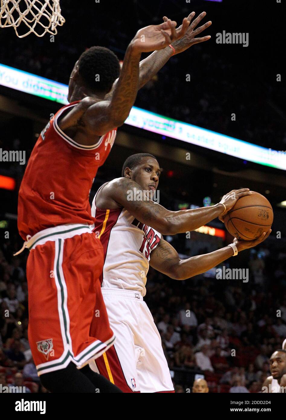 KEIN FILM, KEIN VIDEO, KEIN Fernsehen, KEIN DOKUMENTARFILM - Mario Chalmers von Miami Heat spielt am 9. April 2013 in der AmericanAirlines Arena in Miami, FL, USA, den Ball um Larry Sanders von Milwaukee Bucks' im zweiten Viertel. Foto von Charles Trainor Jr./El Nuevo Herald/MCT/ABACAPRESS.COM Stockfoto