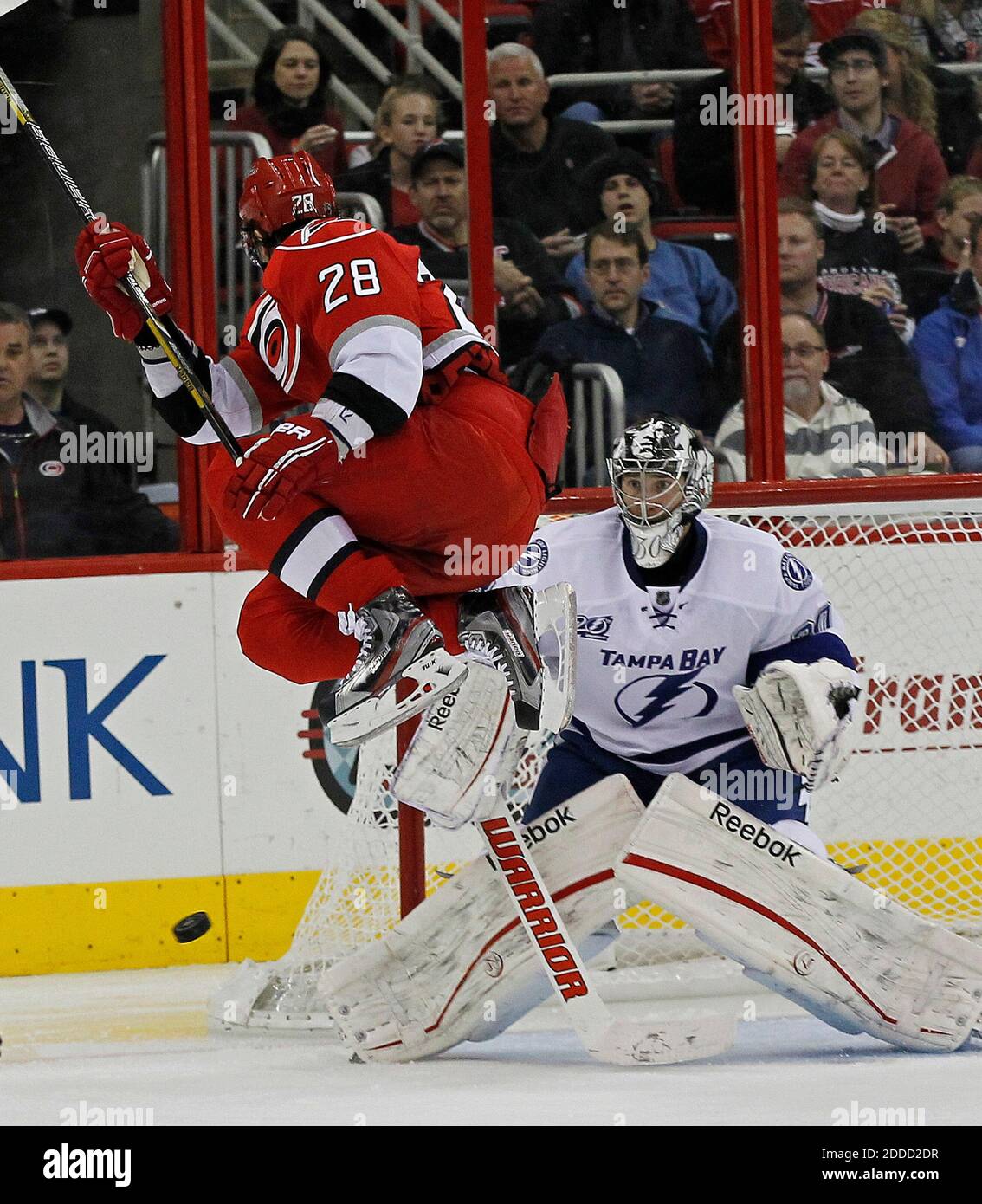 KEIN FILM, KEIN VIDEO, KEIN TV, KEIN DOKUMENTARFILM - Alexander Semin (28) von Carolina Hurricanes springt einem Schuss aus dem Weg, als Tampa Bay Lightning Goalie Ben Bishop (30) den Puck während der zweiten Periode in der PNC Arena in Raleigh, NC, USA am 4. April 2013 verfolgt. Der Blitz gewann, 5:0. Foto von Chris Seward/Raleigh News & Observer/MCT/ABACAPRESS.COM Stockfoto