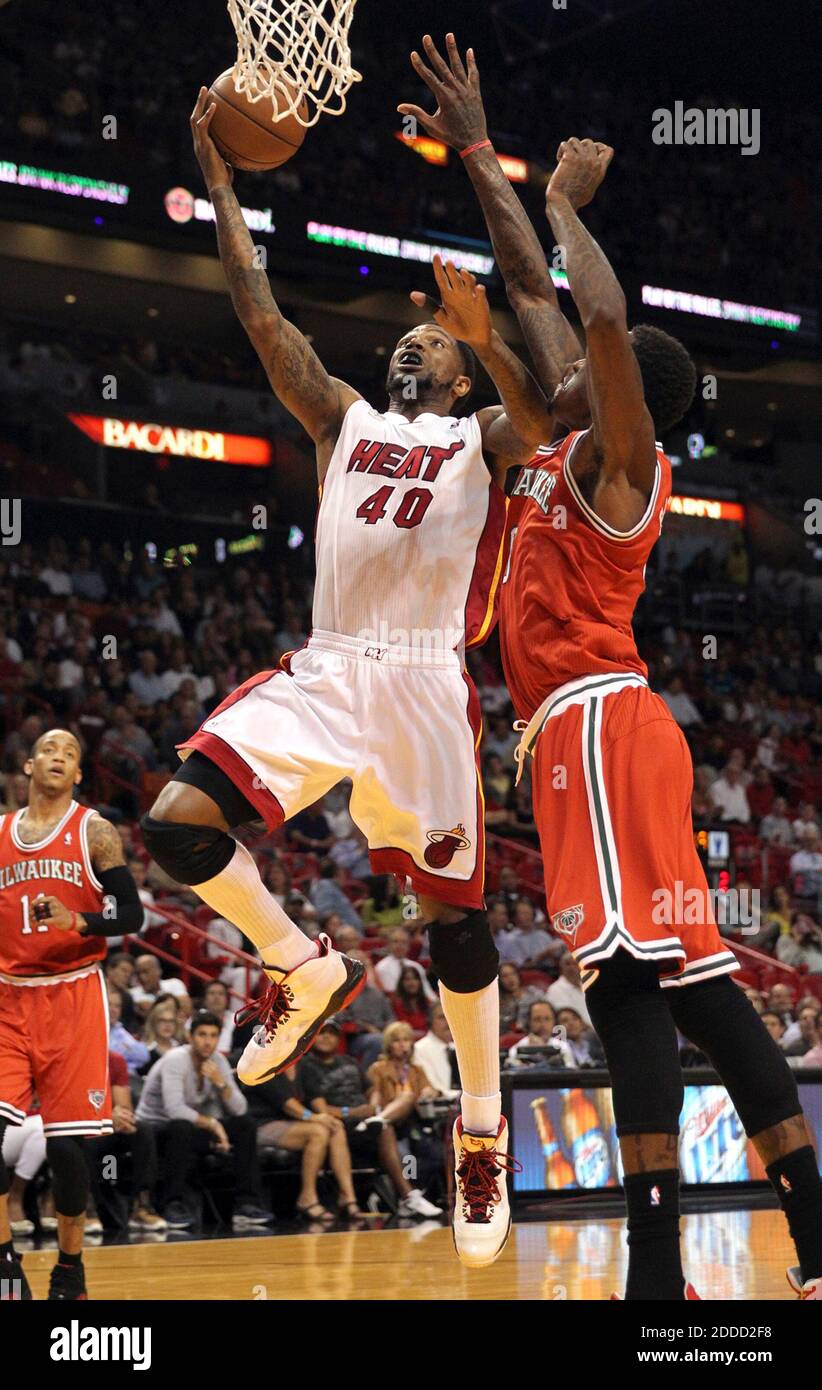 KEIN FILM, KEIN VIDEO, KEIN Fernsehen, KEINE DOKUMENTATION - Udonis Haslem von Miami Heat fährt am 9. April 2013 in der AmericanAirlines Arena in Miami, FL, USA, gegen Larry Sanders von den Milwaukee Bucks in den Korb. Foto von Charles Trainor Jr./El Nuevo Herald/MCT/ABACAPRESS.COM Stockfoto