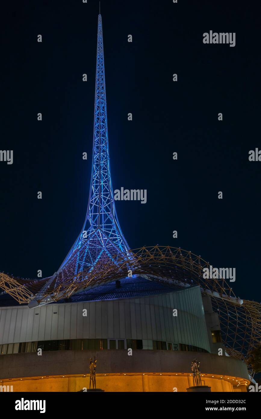 Melbourne Australien - 9. März 2020; Melbourne Art's Center Spire erhebt sich über dem Gebäude und beleuchtet hellblau gegen dunklen Nachthimmel. Stockfoto