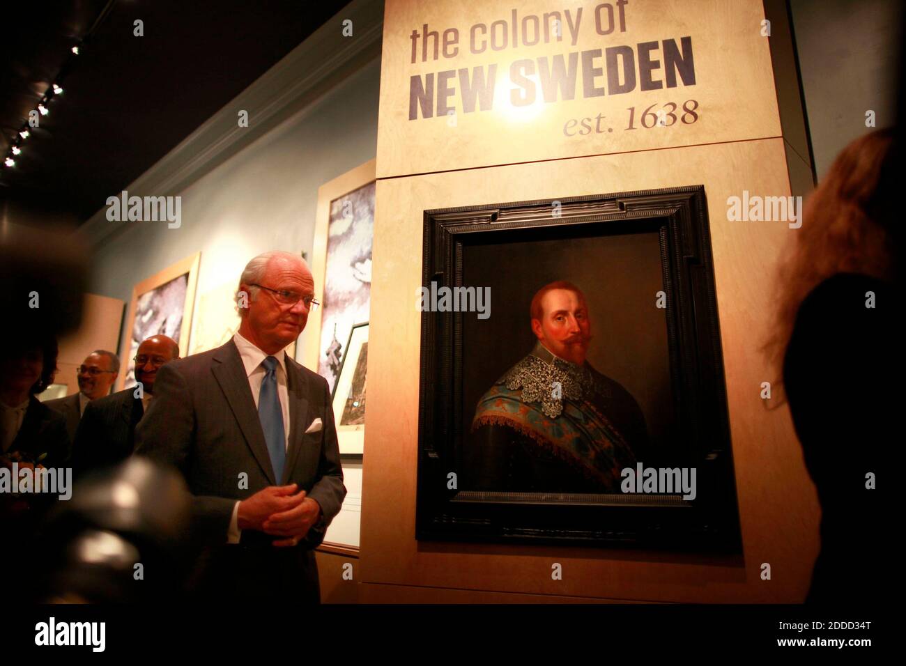 KEIN FILM, KEIN VIDEO, KEIN Fernsehen, KEIN DOKUMENTARFILM - Schwedens König Carl XVI Gustaf geht an einem Gemälde von Gustaf II Adolf im Swedish American Museum am Freitag, 10. Mai 2013, in Philadelphia, Pennsylvania, USA vorbei. Foto von David Swanson/Philadelphia Inquirer/MCT/ABACAPRESS.COM Stockfoto