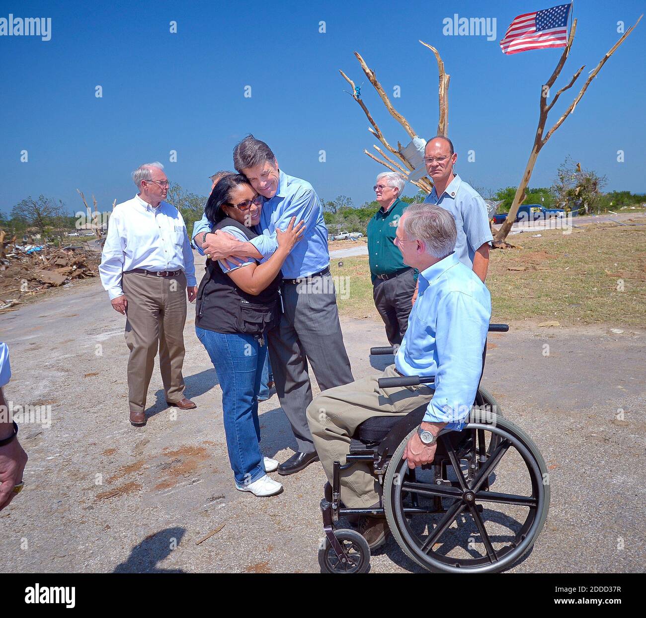 KEIN FILM, KEIN VIDEO, KEIN FERNSEHEN, KEIN DOKUMENTARFILM - TEXAS GOV. Rick Perry, Mitte, umarmt Tonya Solis-Mosby, American Red Cross, wie Texas Generalstaatsanwalt Greg Abbott, rechts, schaut auf in der Rancho Brazos Estates Unterabteilung in der Nähe von Granbury, Texas, Freitag, 17. Mai 2013. Die Unterteilung wurde von einem EF4 Tornado gegen 20 Uhr Mittwoch verwüstet. Foto: Max Faulkner/Fort Worth Star-Telegram/MCT/ABACAPRESS.COM Stockfoto
